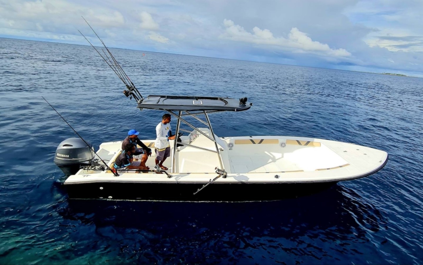 Touring 24 center console eco solar boat charter in Kendhoo, Maldives