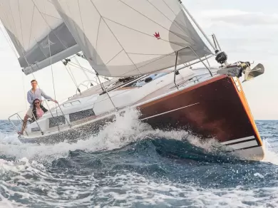Hanse 388 - Specs, layout & video | SamBoat