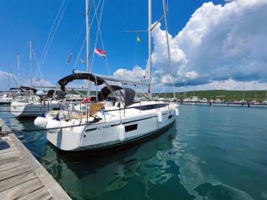 Charter a Bavaria Bavaria C42 in Marina Punat on Samboat