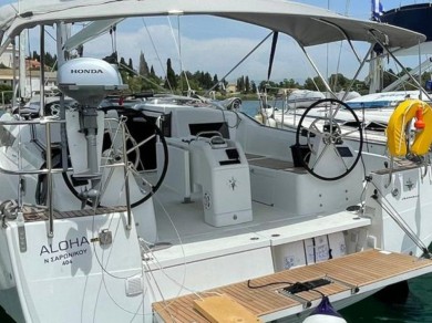 Hire Sailboat with or without skipper Jeanneau Gouviá