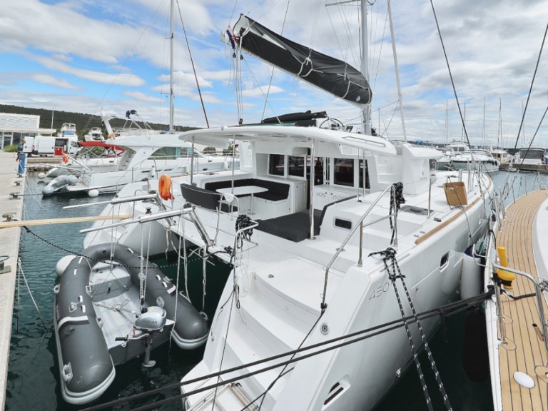 Catamaran à louer à Sukošan au meilleur prix