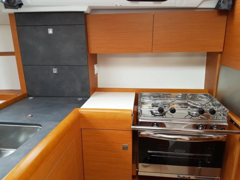 Location bateau Jeanneau Sun Odyssey 349 à Pula sur Samboat