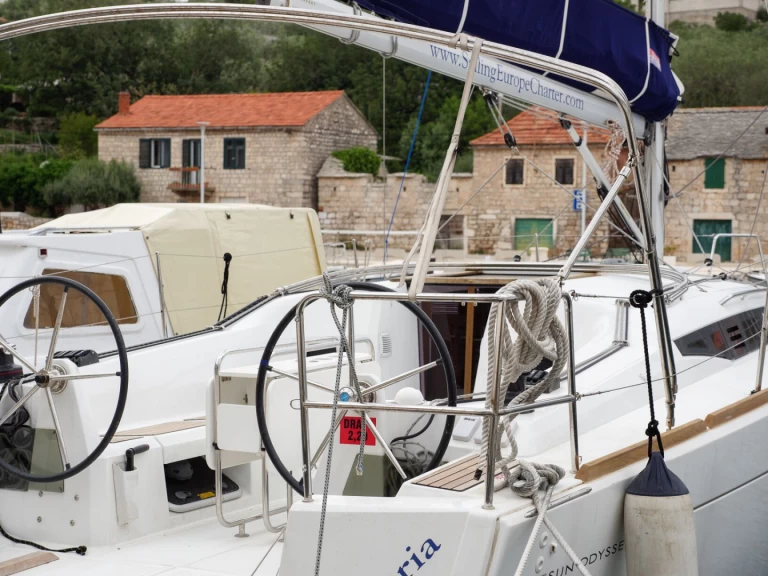 Location bateau Jeanneau Sun Odyssey 349 à Rogač sur Samboat