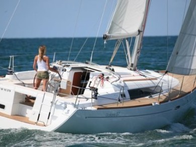 Bénéteau Oceanis 37 charter bareboat or skippered in  Hamble-le-Rice