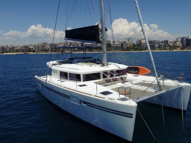 Catamaran à louer à Alimos Marina au meilleur prix