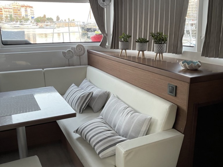 Catamaran à louer à Álimos au meilleur prix