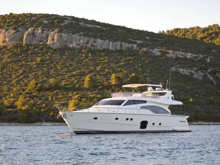 Louez un Ferretti Ferretti Yachts 681 à Split
