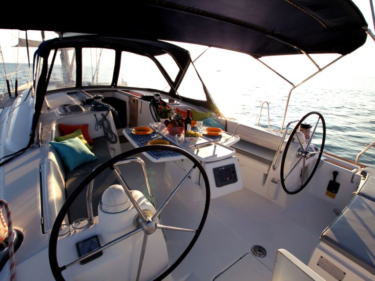 Louez un Bénéteau Oceanis 54 à Álimos
