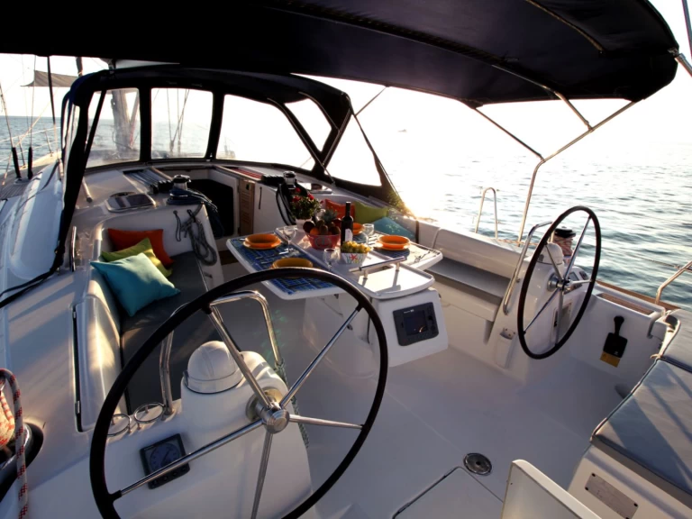 Louez un Bénéteau Oceanis 54 à Álimos