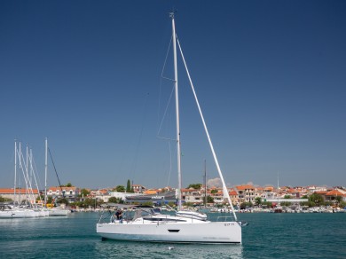 Elan E4 charter bareboat eller skeppad i Pirovac