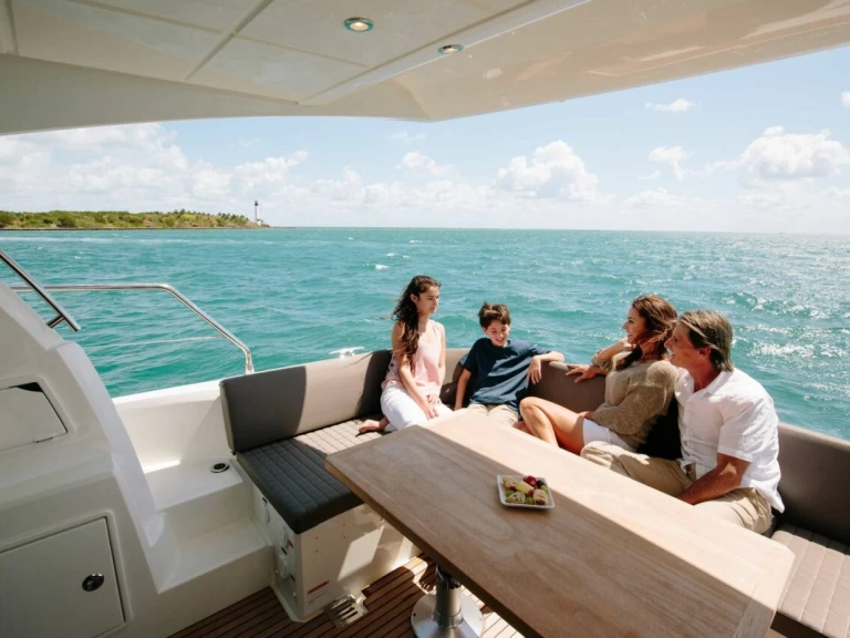 Location Bateau à moteur Jeanneau avec permis