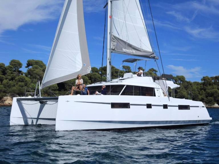 Catamaran à louer à Alimos Marina au meilleur prix