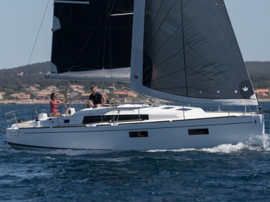 Charter a Bénéteau Oceanis 38.1 in Marina Veruda on Samboat