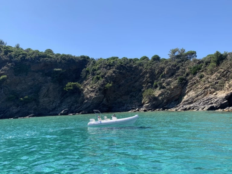 Semi-rigide à louer à Cavalaire-sur-Mer au meilleur prix