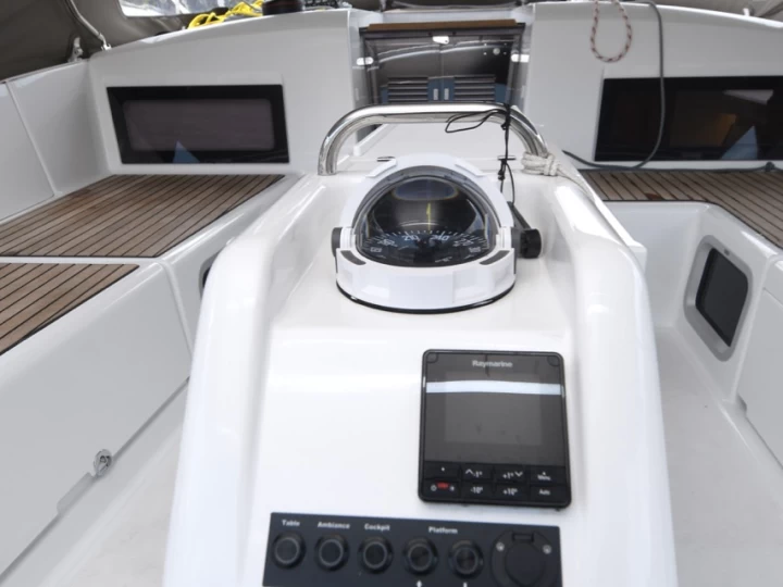 Louer Voilier avec ou sans skipper Jeanneau à Komolac