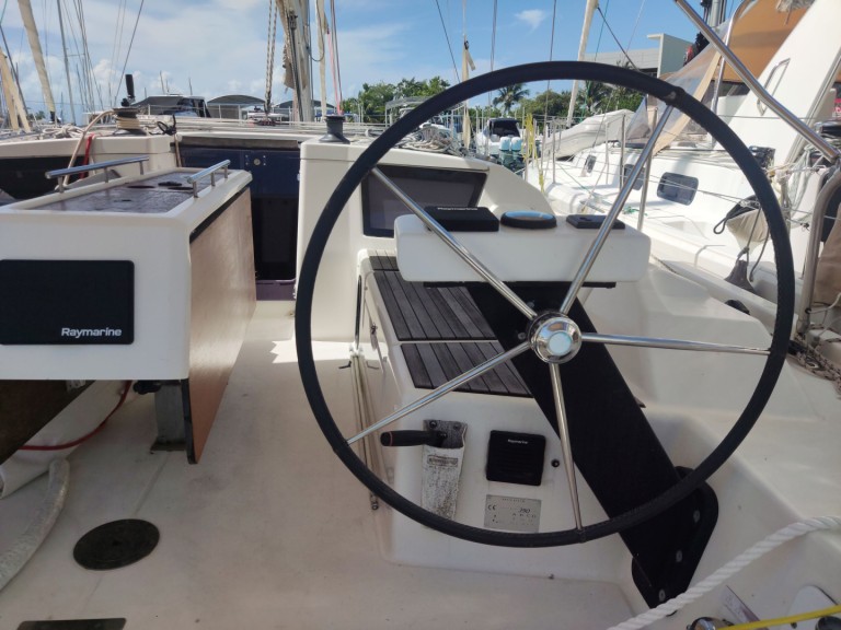 Location bateau Bas du Fort pas cher Dufour 390 GL