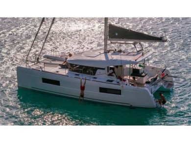 Catamarano a noleggio a Marina Cala dei Sardi al miglior prezzo