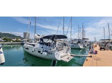 Yacht charter Marina Cala dei Sardi cheap Oceanis 40.1