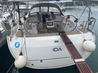 Bavaria Cruiser 51 charter bareboat eller skeppad i Marina Veruda