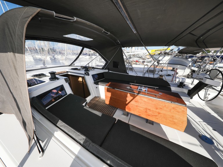 Location à Vodice - Dufour Dufour 530 sur SamBoat