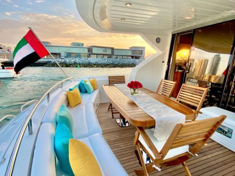 Location Yacht à Dubai Marina - Sunseeker 70 