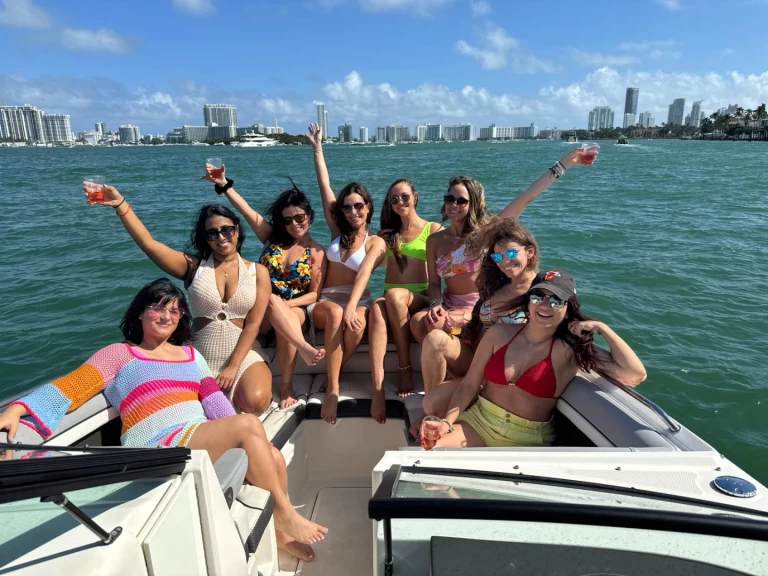 Sea Ray Sea Ray 270 Sundeck Outboard a louer à Miami