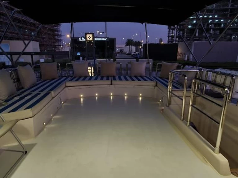 Location bateau de bris italian 85 à Dubai Marina sur Samboat