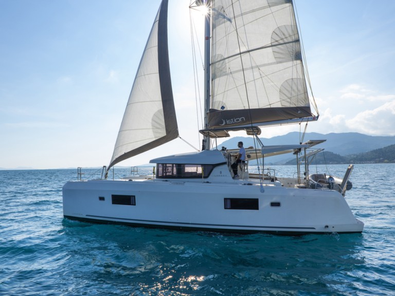 Catamaran à louer à Port de Lefkada au meilleur prix