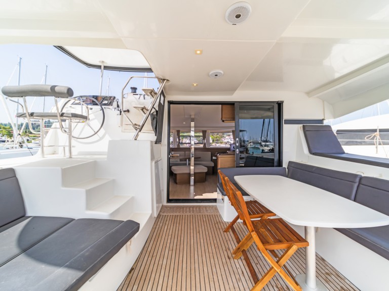 Catamaran à louer à Gouviá au meilleur prix