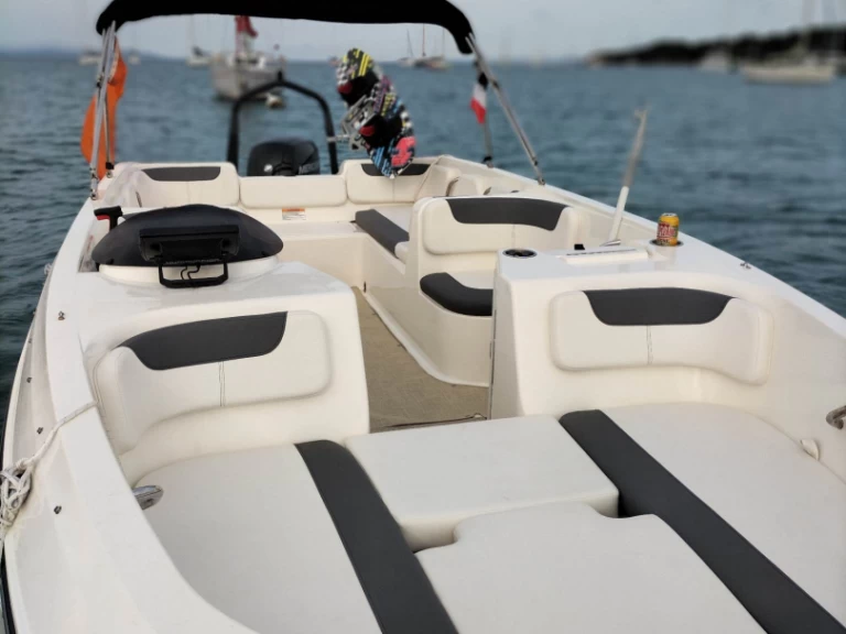 Location Bateau à moteur à Hyères - Bayliner Element E7