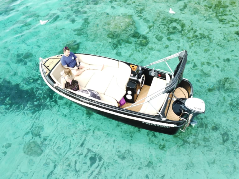 Location Bateau à moteur Mareti avec permis
