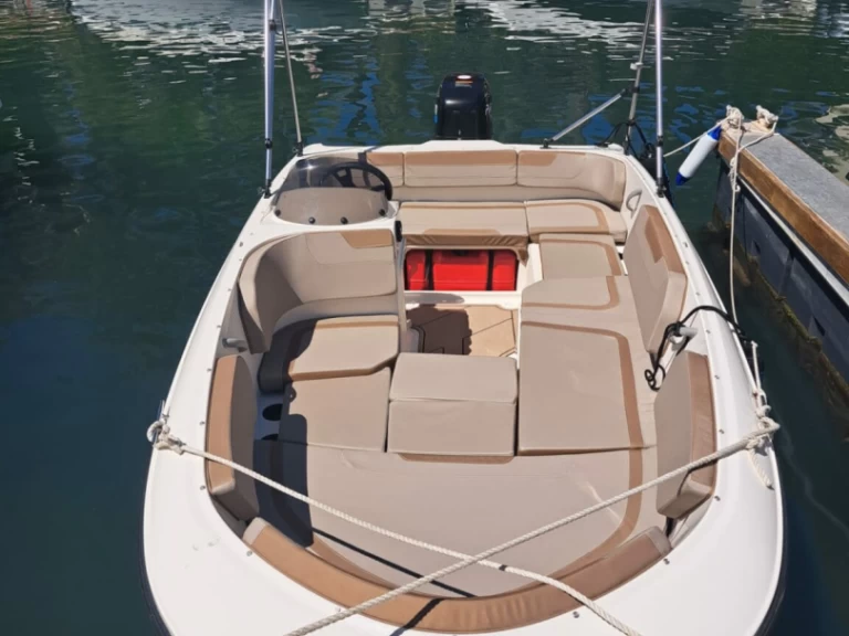 Location Bateau à moteur Marine avec permis