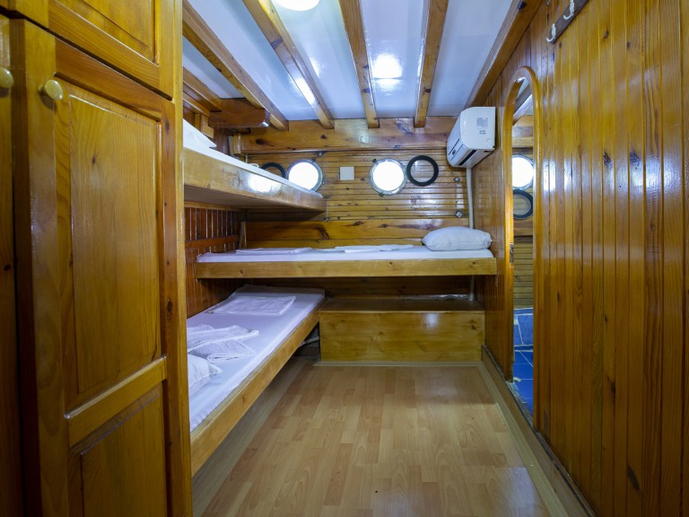  Gulet Artemis a louer à Salamína