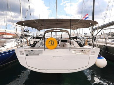 Dufour Dufour 470 charter bareboat eller skeppad i Primošten