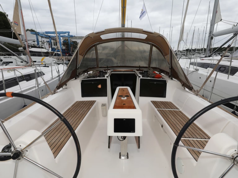 Location bateau Sibenik pas cher Dufour 350 Grand Large