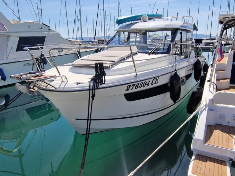 Location Bateau à moteur Jeanneau avec permis