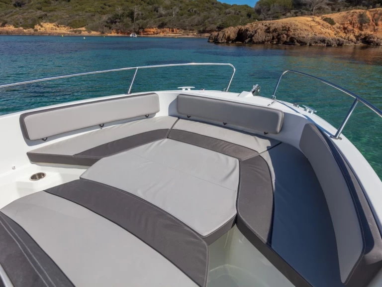 Location bateau Jeanneau Cap Camarat 6.5 CC Serie 3 à Cogolin sur Samboat