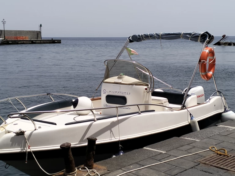 Bateau à moteur à louer à Lipari au meilleur prix