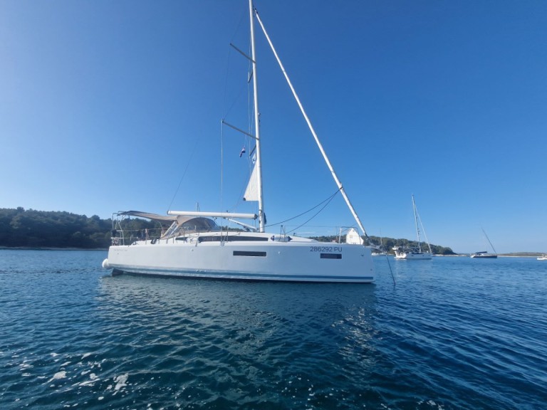Location bateau Jeanneau Sun Odyssey 380 à Pula sur Samboat
