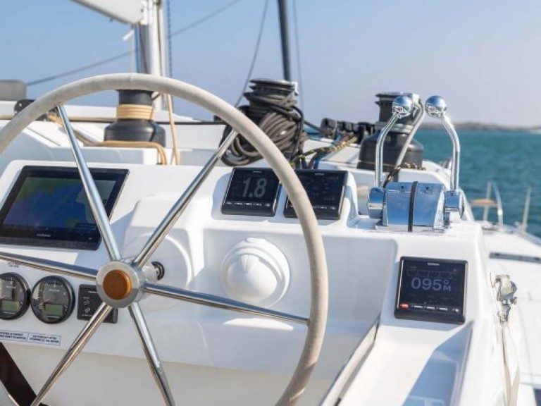 Location bateau Pouzoles pas cher Fountaine Pajot Aura 51 SMART ELECTRIC - 5 cab.
