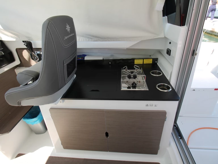 Louer Bateau à moteur avec ou sans skipper Jeanneau à Biograd na Moru