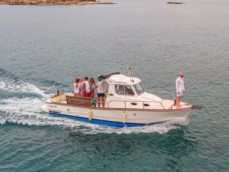 Bateau à moteur à louer à Marathi au meilleur prix