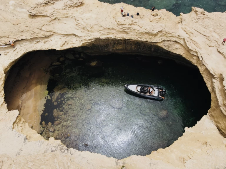Lomac Adrenalina 9.5 a louer à Bonifacio Port
