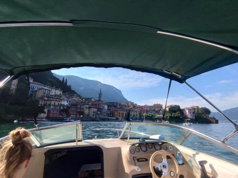 Louer Bateau à moteur avec ou sans skipper Sea Ray à Lecco