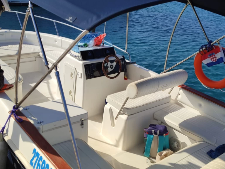 Bateau à moteur à louer à Sibenik au meilleur prix