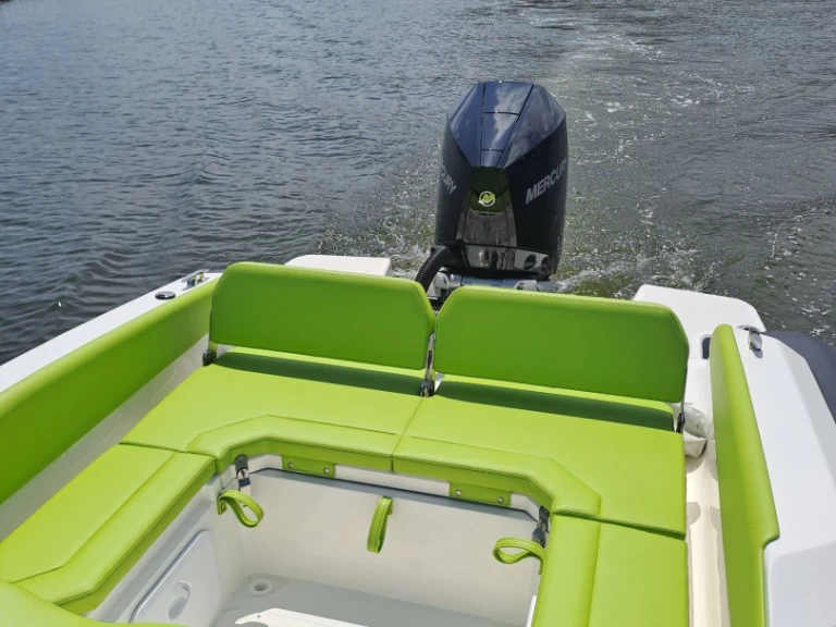 Louer Semi-rigide avec ou sans skipper Lomac à Saint-Florent