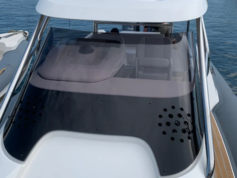 Louer Bateau à moteur avec ou sans skipper Joker Boat à Port du Lavandou