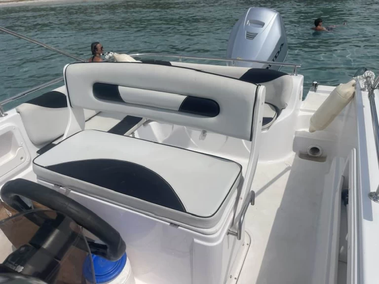 Location Bateau à moteur Ranieri avec permis