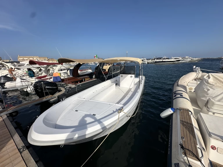 Location bateau Marzamemi pas cher Breeze 820