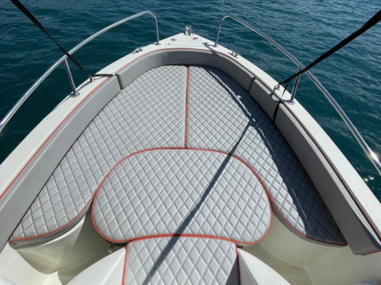 Bateau à moteur à louer à Annecy au meilleur prix